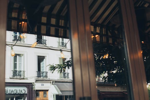 巴黎古街的倒影映着复古的灯光