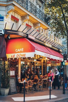 巴黎的咖啡馆热闹非凡，人们在户外用餐，气氛生动迷人