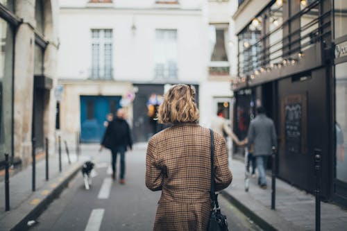 Fotografía De Enfoque Selectivo De Mujer Caminando En La Calle