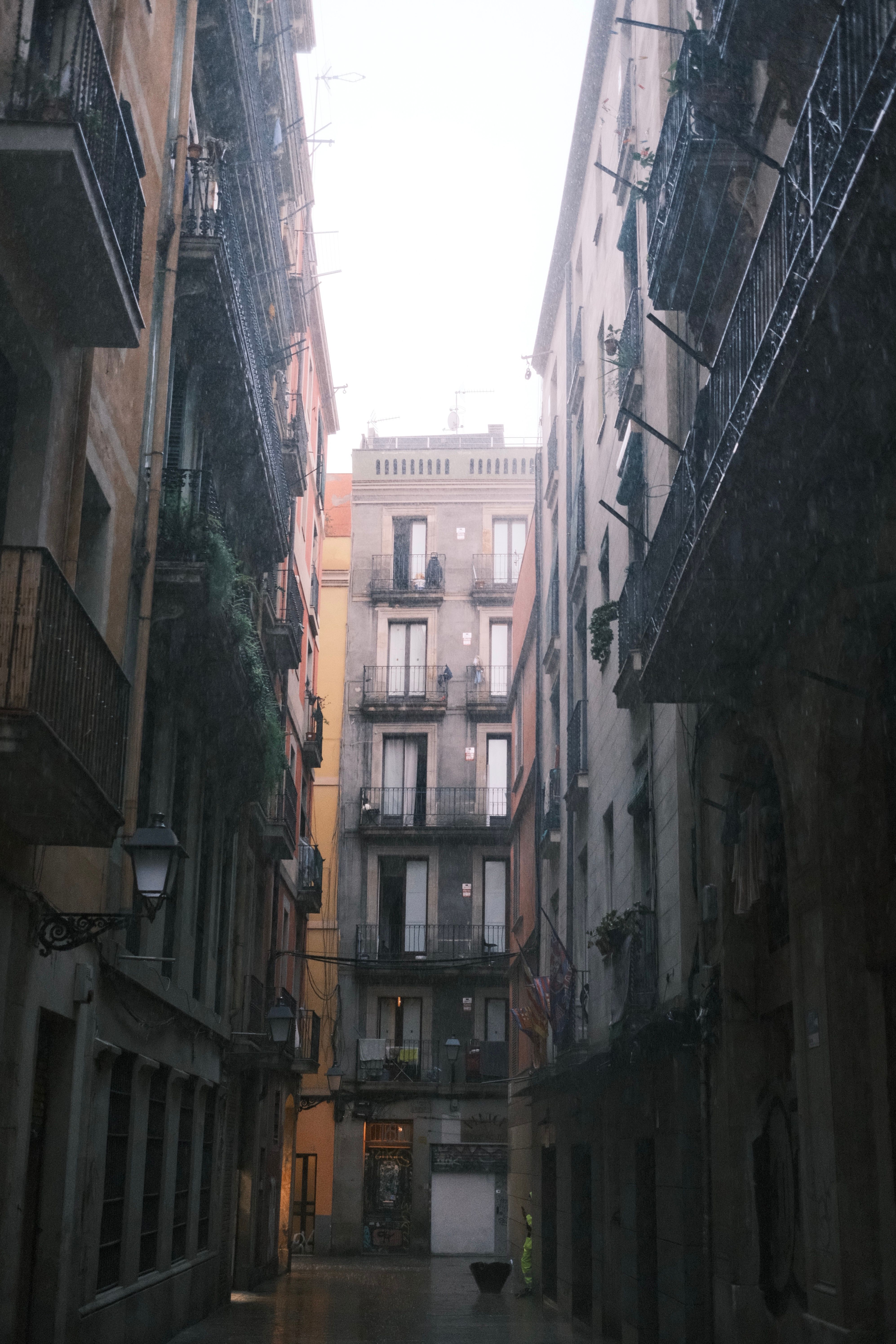 Narrow Alley with Residential Buildings in City · Free Stock Photo