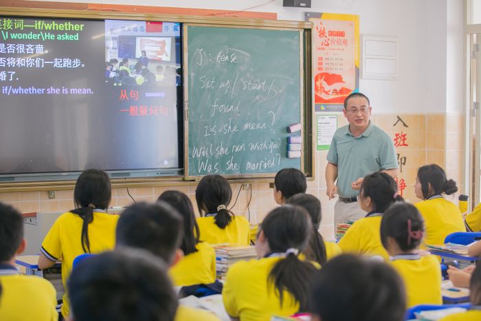 Jeunes élèves de 6 à 15 ans apprenant l'anglais parlé de manière interactive - E-Planet Temara