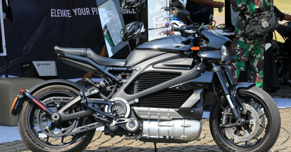 Elektriskais motocikls Maeving RM2 apvieno retro stilu un tehnoloģijas