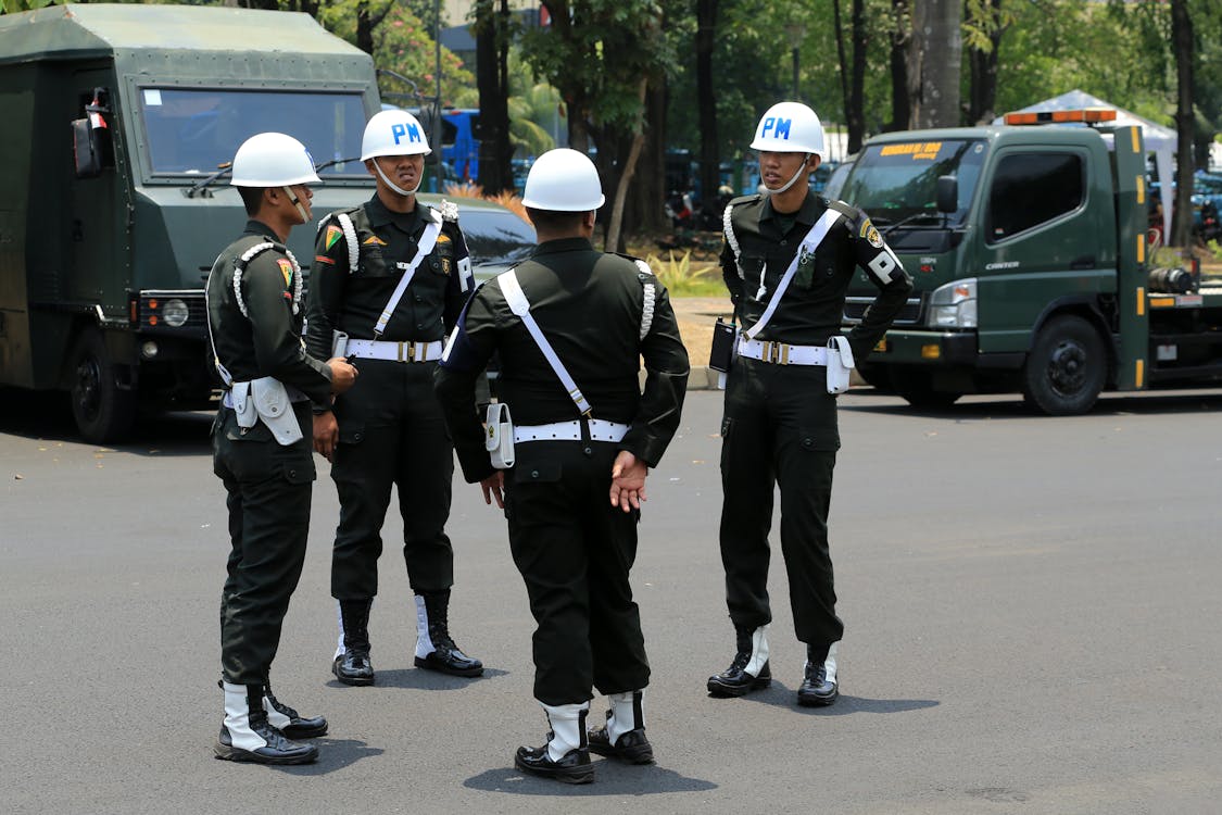 Kostenloses Stock Foto zu asiatische männer, fahrzeuge, helme