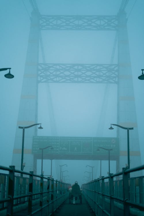 Darmowe zdjęcie z galerii z mgła, most wiszący, pionowy strzał