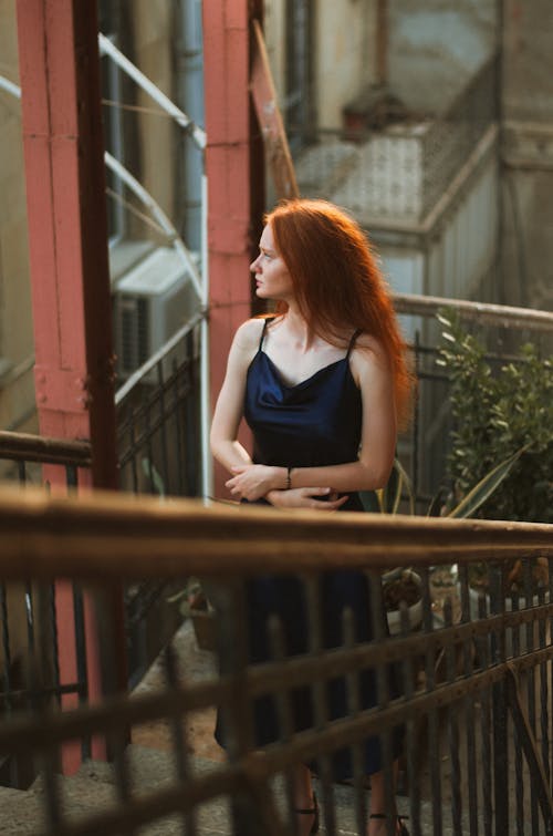 Foto d'estoc gratuïta de cabells pèl-roigs, dona, escala