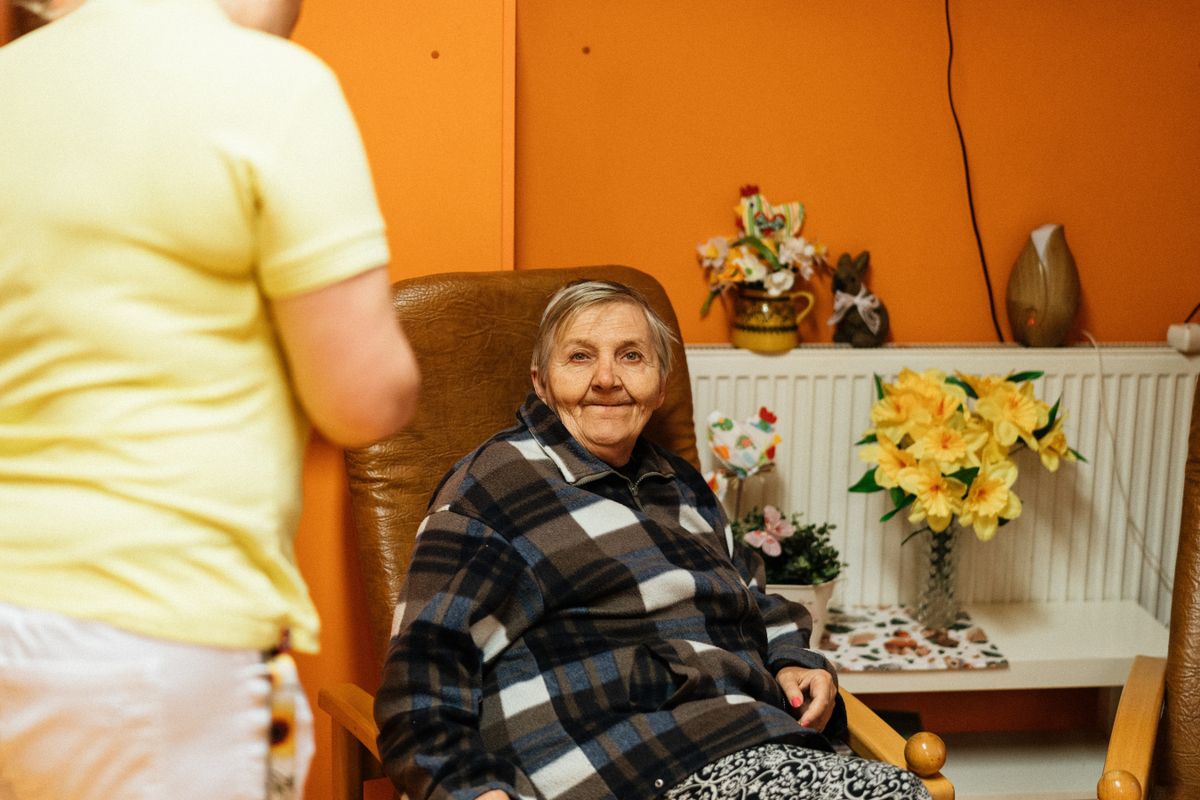 Live-in Care vs. a Care Home: Which Is the Right Choice?