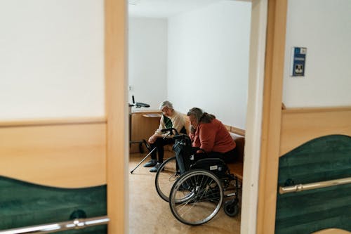 Gratis lagerfoto af ældre, døråbning, kørestol