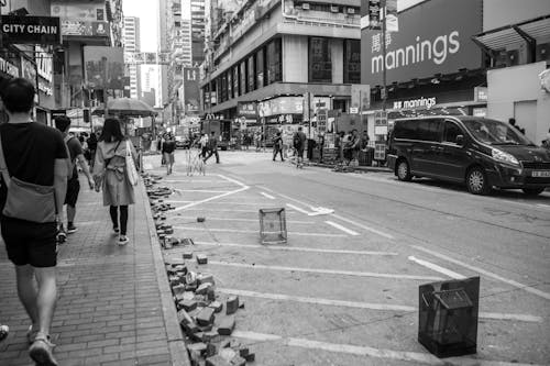 Foto stok gratis berjalan, hitam & putih, jalan-jalan kota