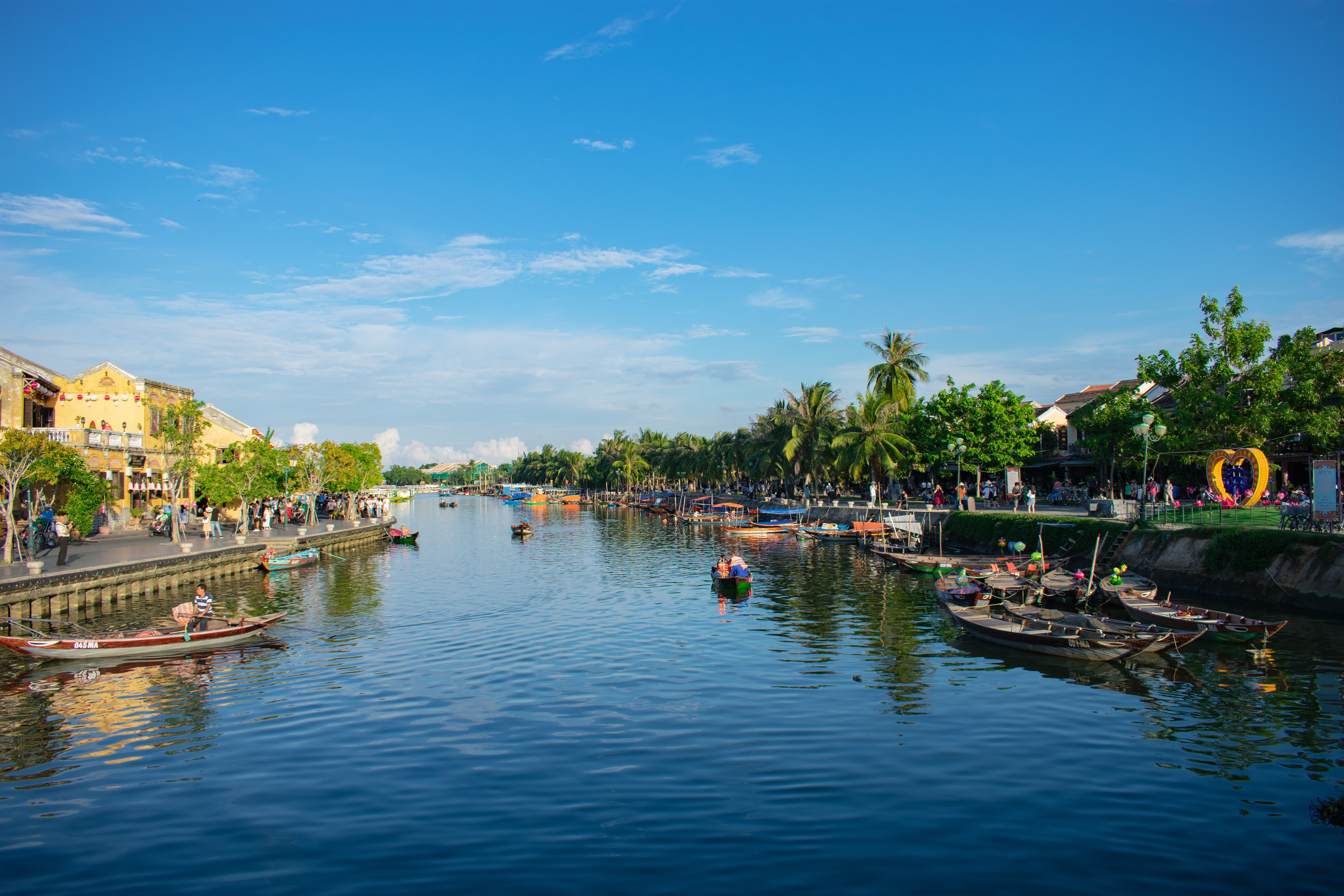 Boats on River in Town · Free Stock Photo