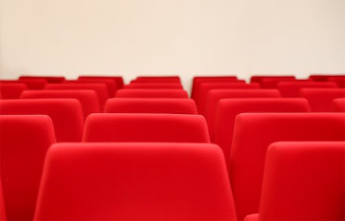 Darmowe zdjęcie z galerii z czerwony, krzesła, rzędy