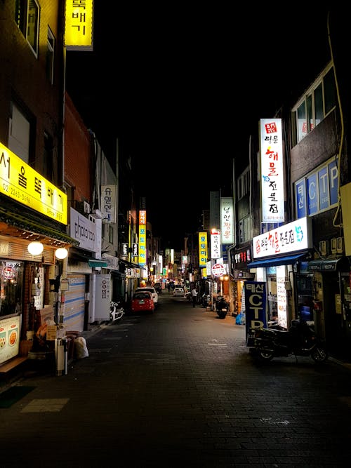 夜間の空の道路