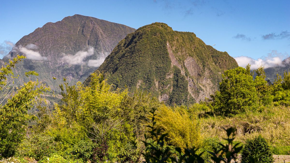 Village au pied des montagnes verdoyantes des Hauts de La Réunion