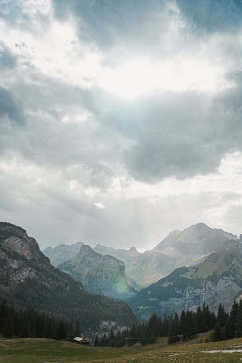 Alpler, bulutlu, dağ silsilesi içeren Ücretsiz stok fotoğraf