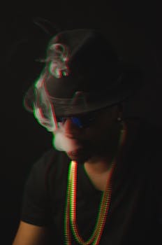 一名戴着软毡帽的男子在模糊效果中吸烟的艺术肖像，营造出神秘的氛围
