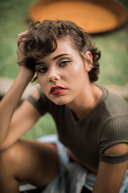 Free Elegant outdoor portrait of a fashionable woman with vintage hairstyle and red lipstick. Stock Photo