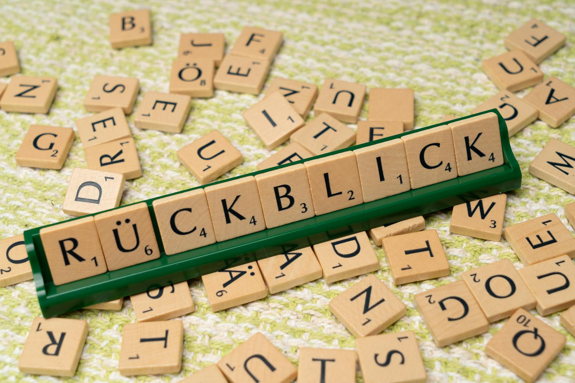 Scrabble tiles with the word ruckblick written on them