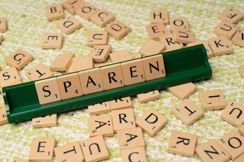 Scrabble tiles with the word sparen on them