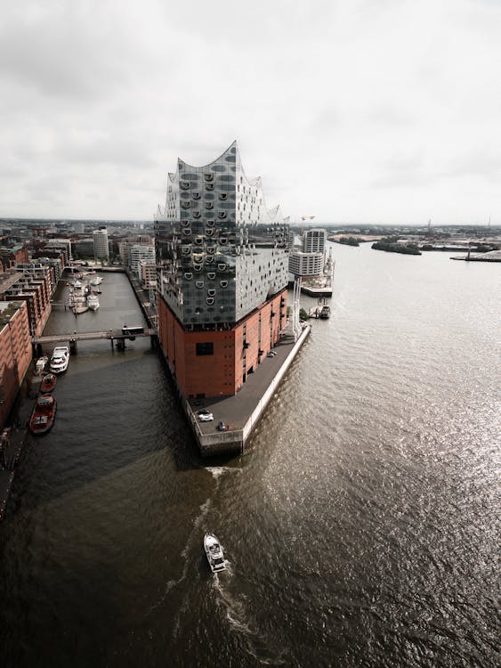 Бесплатное стоковое фото с elbphilharmonie, вертикальный выстрел, высокий угол обзора