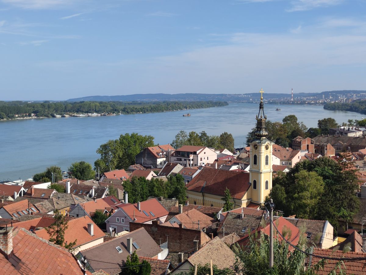 Zemun - acoperișurile roșii, turnul bisericii și Dunărea