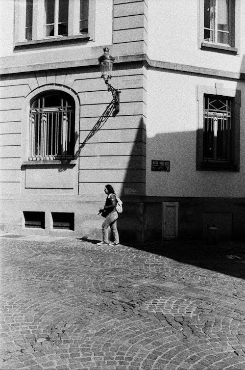 Imagine de stoc gratuită din alb-negru, caldarâm, femeie