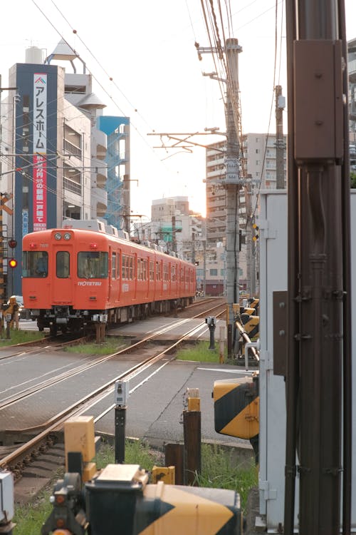 Kostenloses Stock Foto zu eisenbahn, öffentliche verkehrsmittel, stadt