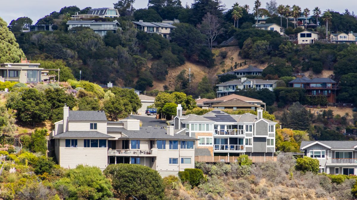 斜面に建ち並ぶ住宅