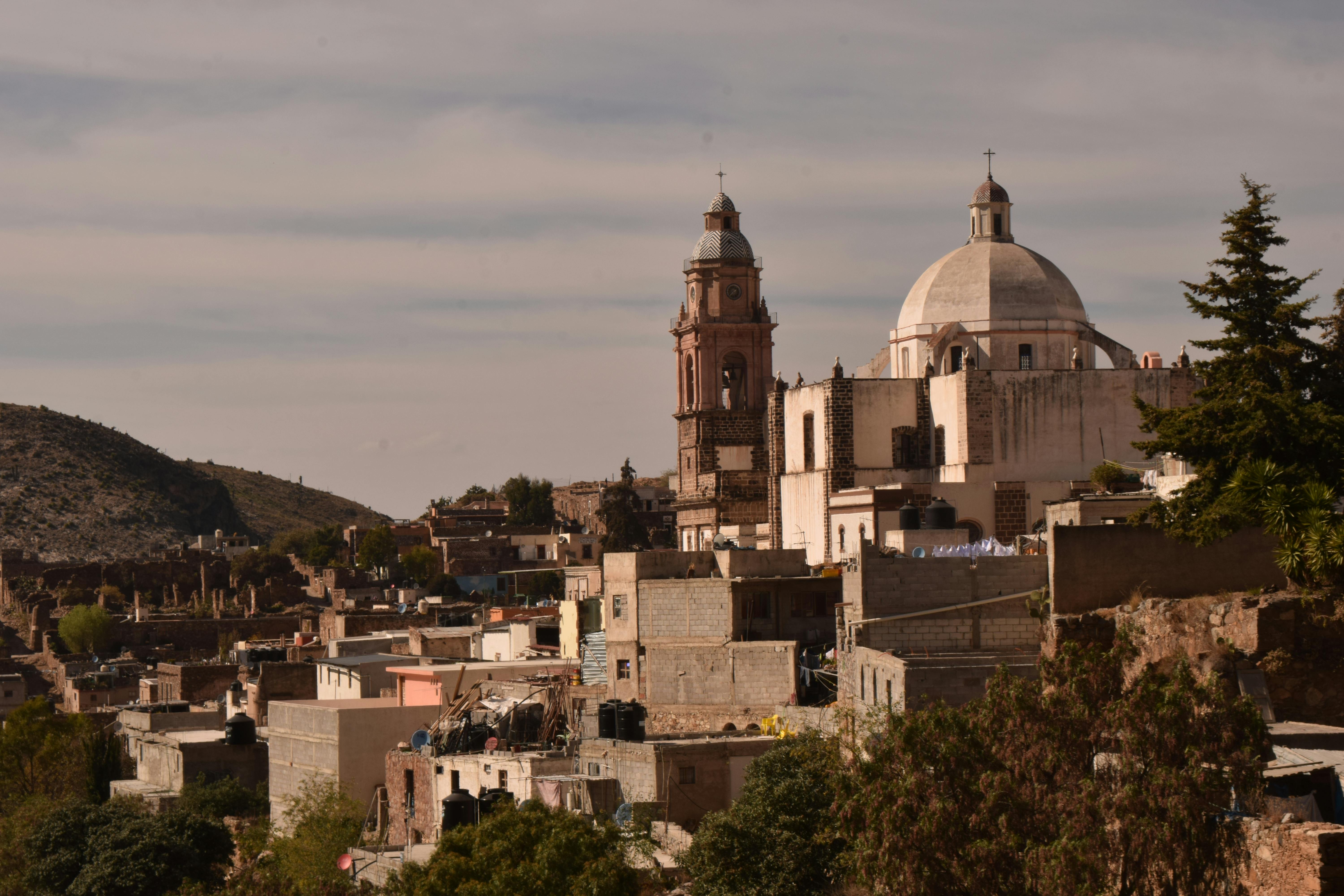 Gratis Panoramic townscape featuring historic church in Real de Catorce, S.L.P., México. Foto de stock