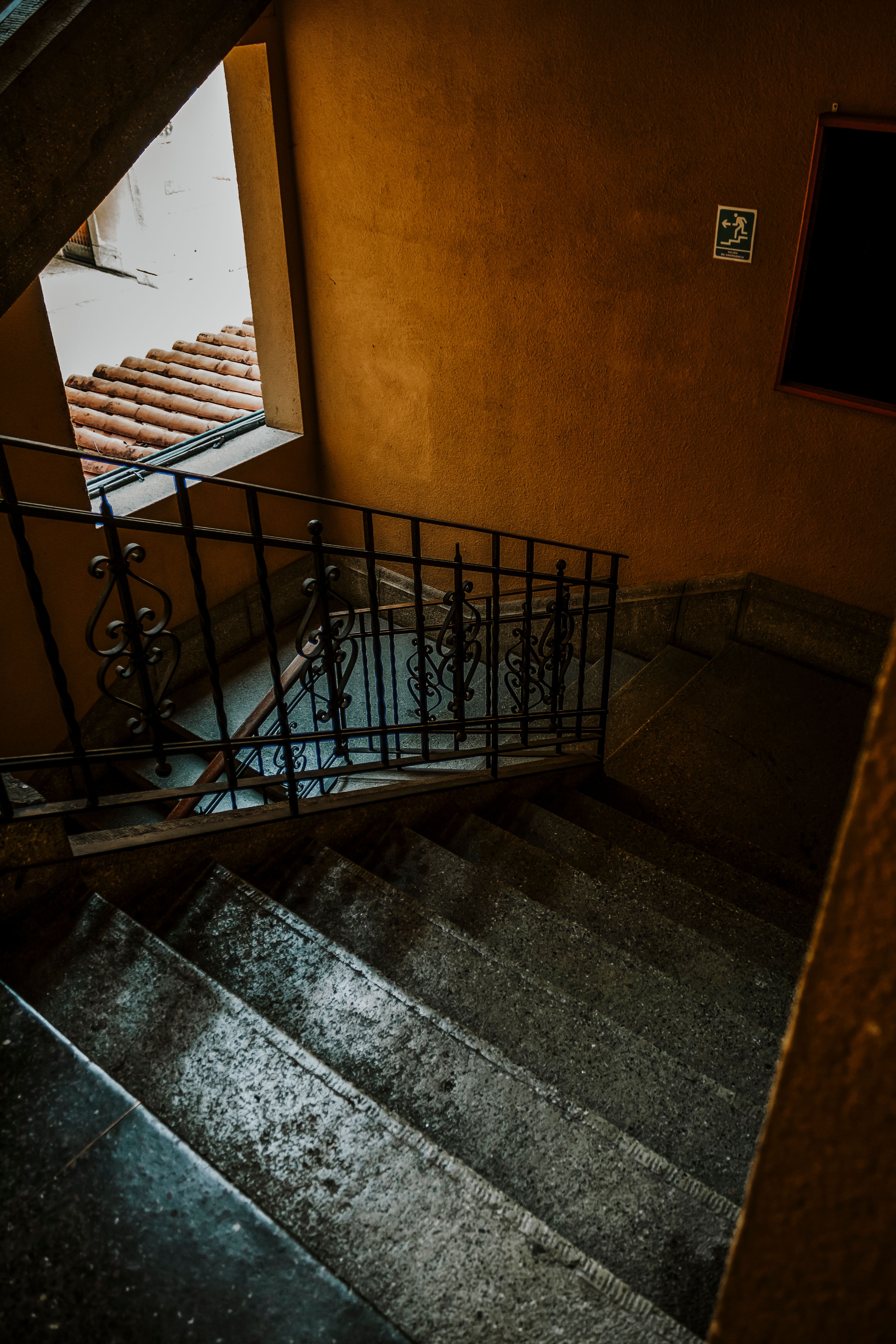 Cage d'escalier de résidence Cage d'escalier avec marches en terrazzo et garde-corps métallique