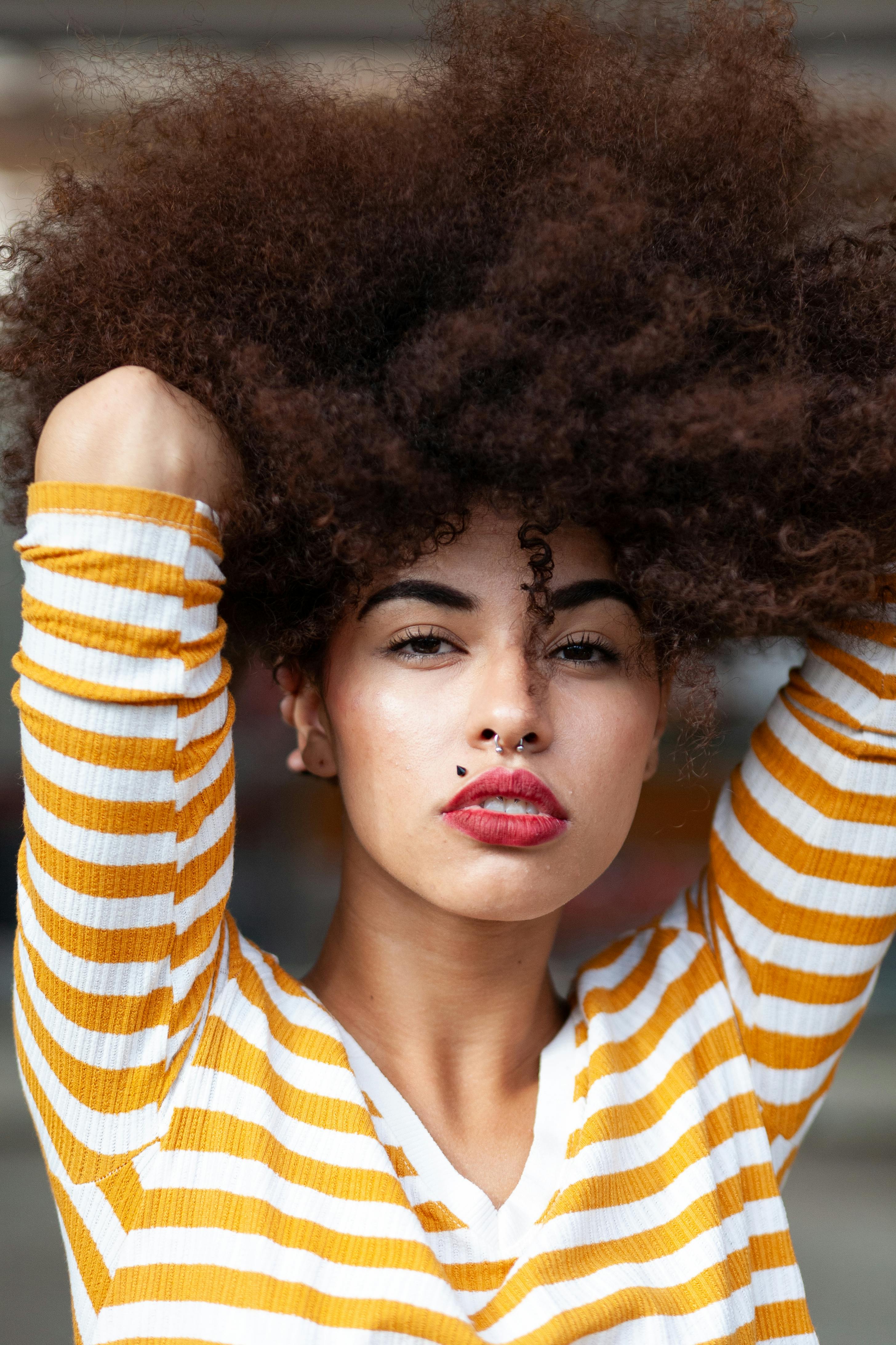 Kostenloses Foto zum Thema afro, frau, gesichtsausdruck