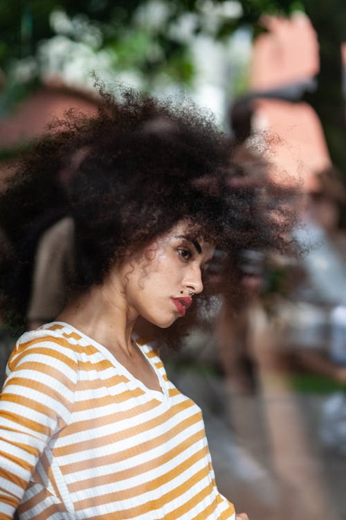 Selectieve Focus Fotografie Van Vrouw In Wit En Bruin Gestreept Shirt Met V Hals