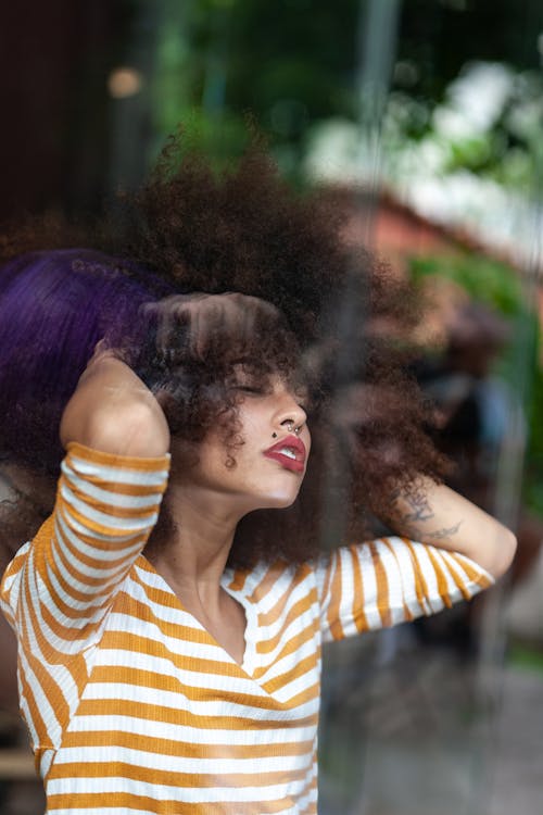 Ücretsiz Saçını Tutan Kadın Fotoğrafı Stok Fotoğraflar