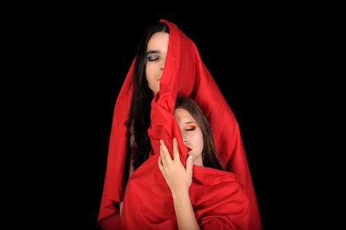 Femmes Avec Foulard Rouge