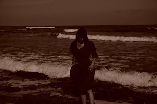 Foto d'estoc gratuïta de model de bellesa, prop del mar, sèpia