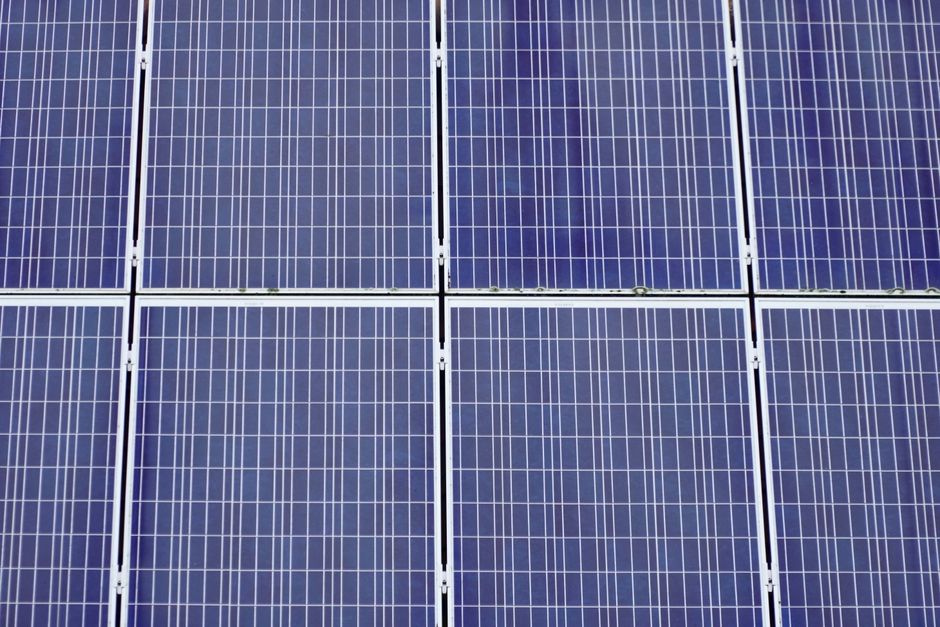 An infographic showing solar subsidy icons and currency signs