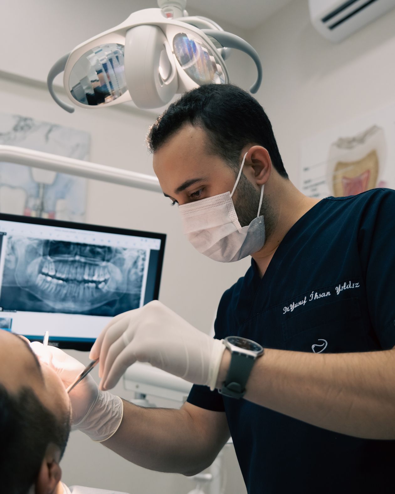 Trattamento odontoiatrico con radiografia dentale visibile durante la procedura