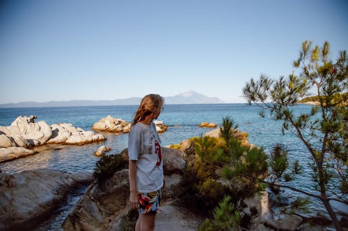 ayakta, deniz, deniz kıyısı içeren Ücretsiz stok fotoğraf