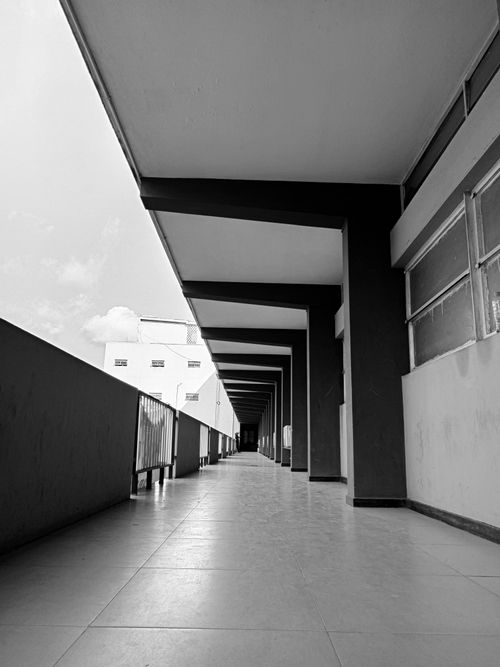 Free Black and white image of a contemporary architectural balcony with linear perspective and urban elements. Stock Photo