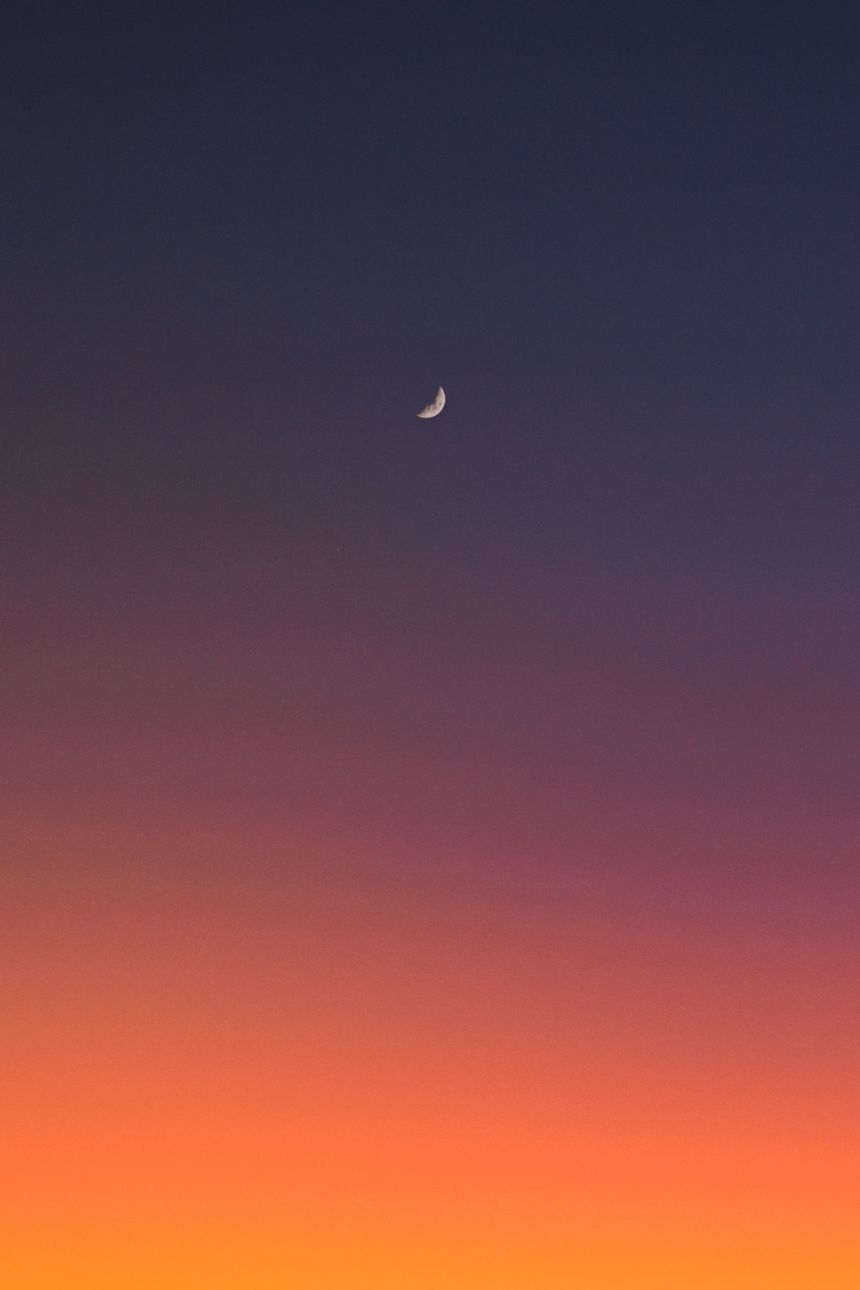 Dusk sky gradient clip on the editor canvas — photo by Achraf Alan on Pexels