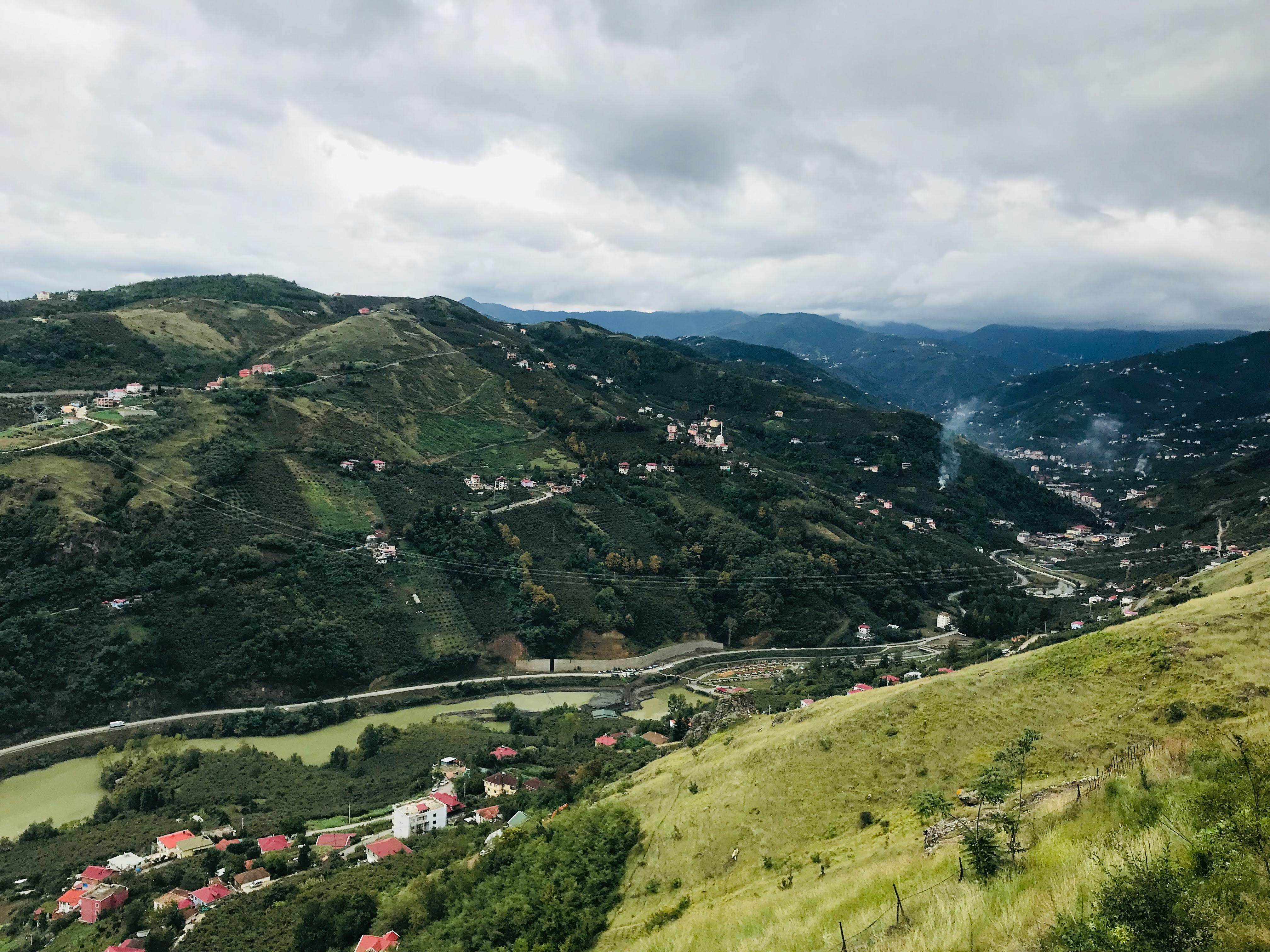 Scenic landscape of rolling hills and valley in Rize, Türkiye, showcasing rural beauty.