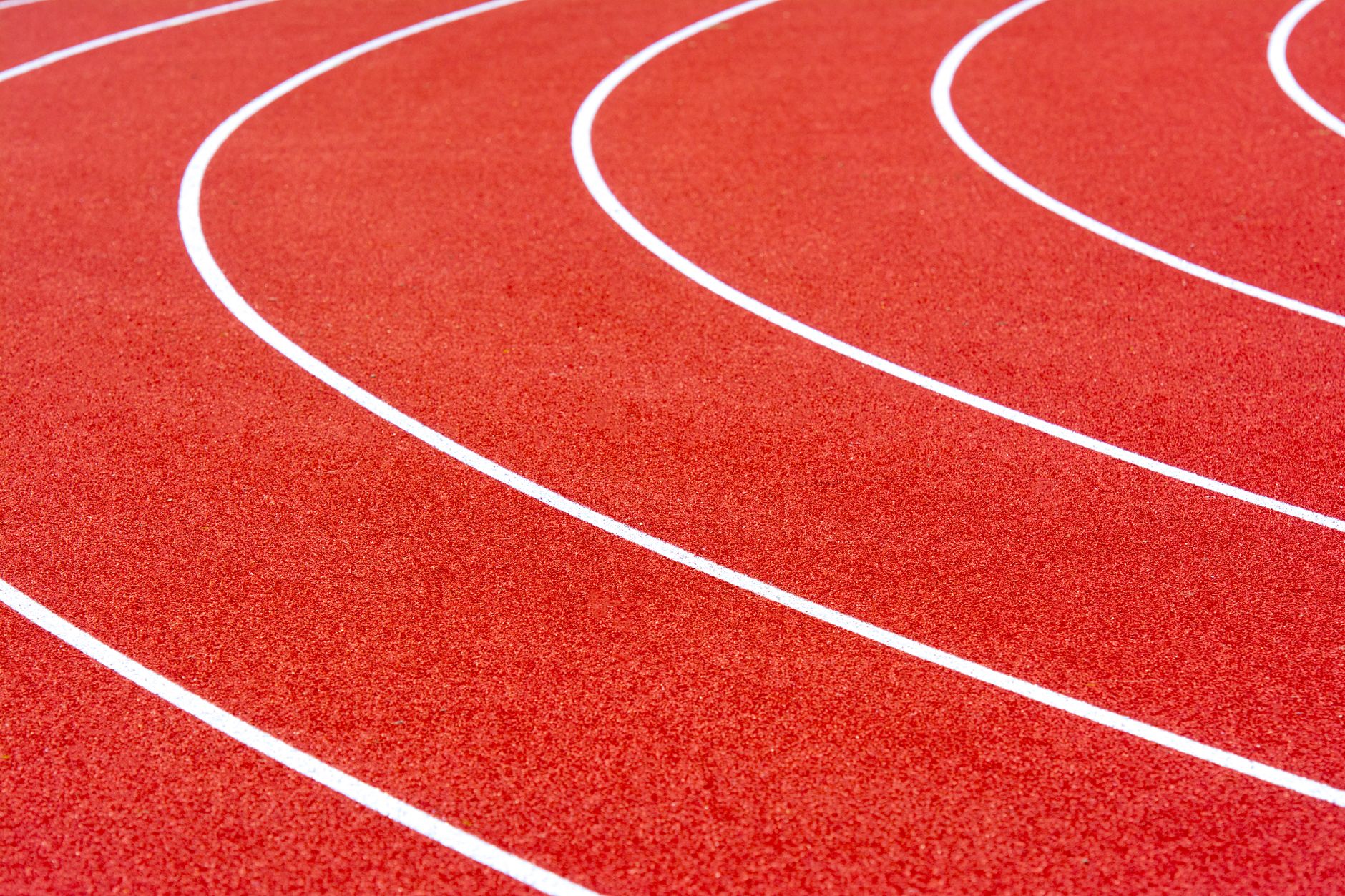 Birmingham'daki stadyumda 400 metre koşan atletler