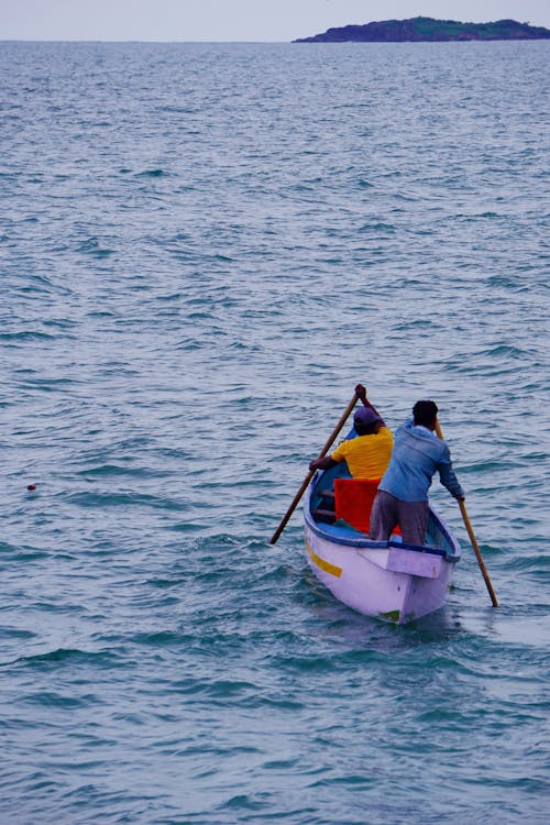 Foto profissional grátis de água, barco, homens