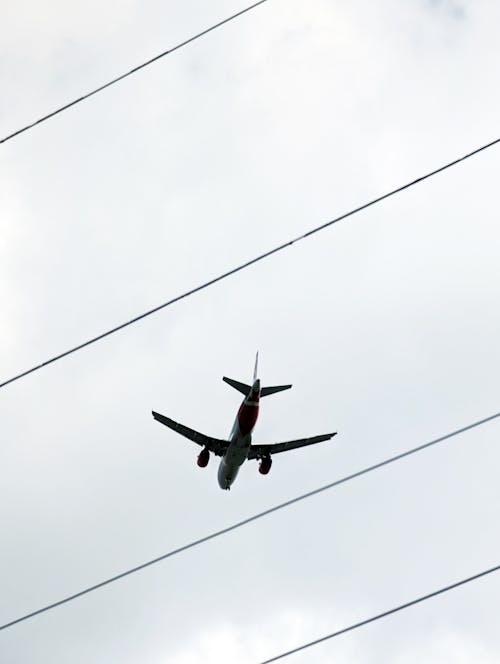 Fotos de stock gratuitas de avión, cables, cielo