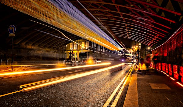 现代城市隧道中，充满活力的灯光步道营造出迷人的夜色