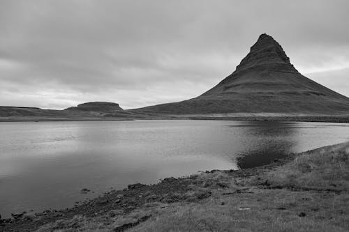 Základová fotografie zdarma na téma černobílý, jezero, kopec