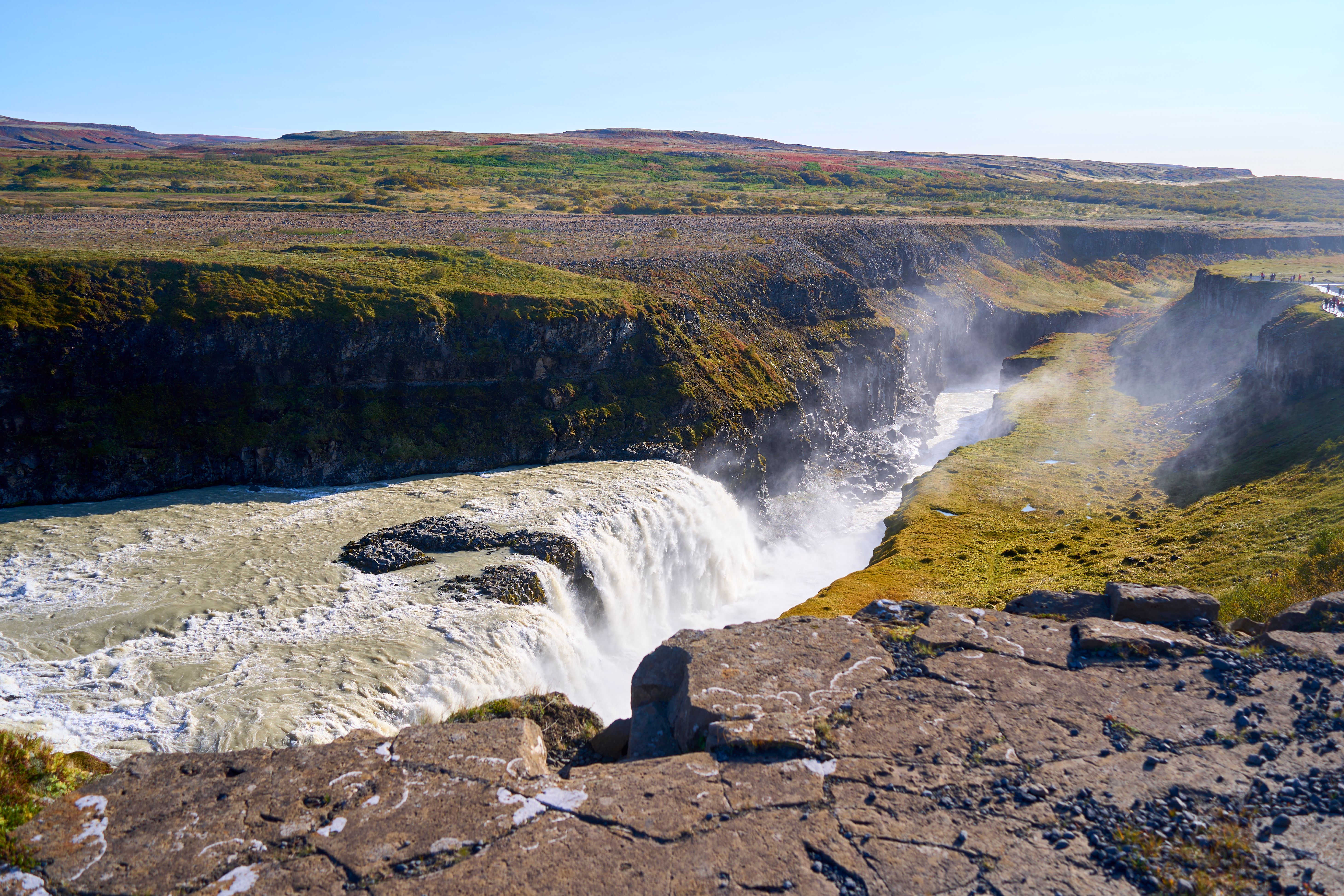 Capture of Gullfoss waterfall cascading into a canyon in Iceland under clear skies. - Círculo Dorado
