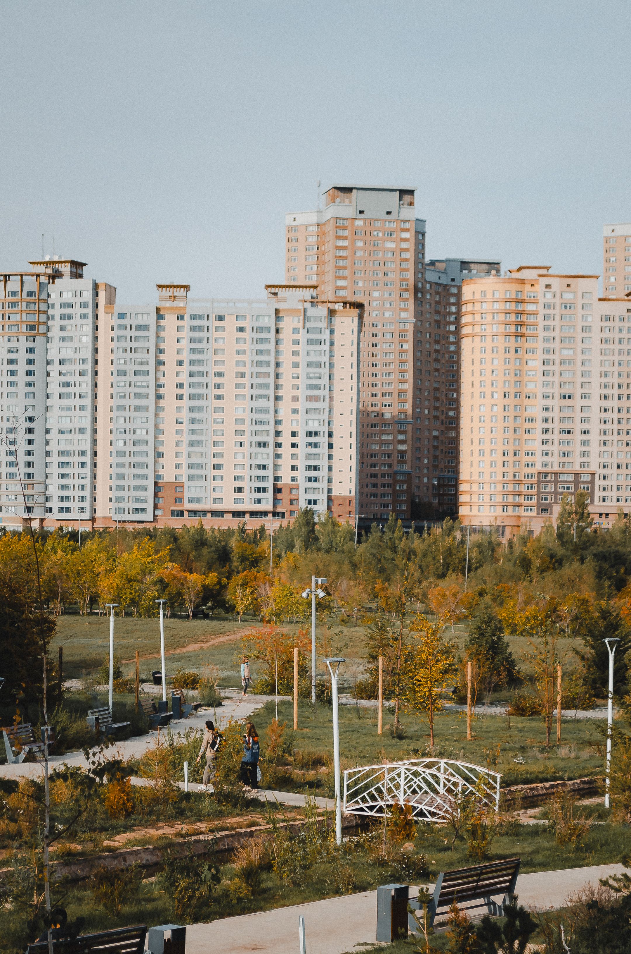 Park by Residential Buildings in City · Free Stock Photo