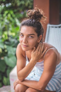 一位年轻女子坐在户外，发型自然