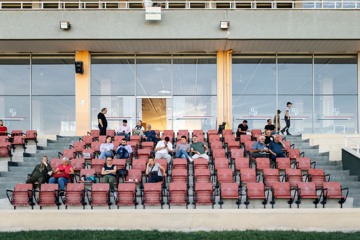 Spor maçı izlerken not alan iki kişi