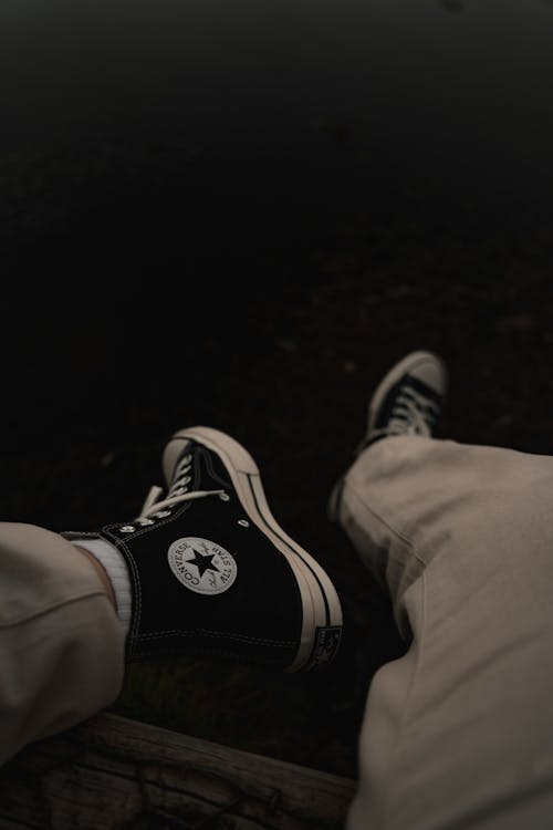 Foto d'estoc gratuïta de assegut, blanc i negre, calçat
