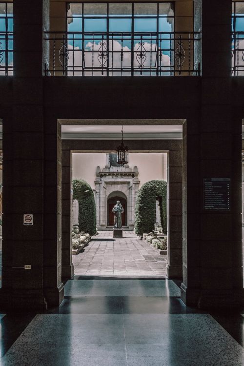 Free A beautiful courtyard viewed through a doorway, showcasing classic architecture in Mérida, Venezuela. Stock Photo